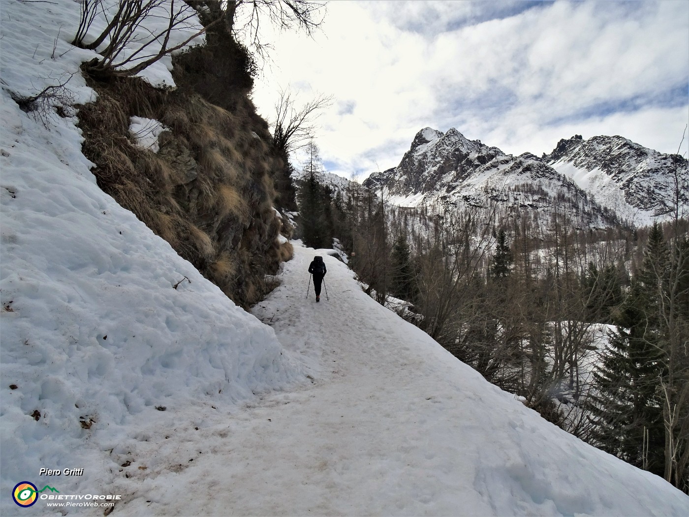 18 In decisa salita con vista sul Pizzo Torretta e i Corni di Sardegnana.JPG